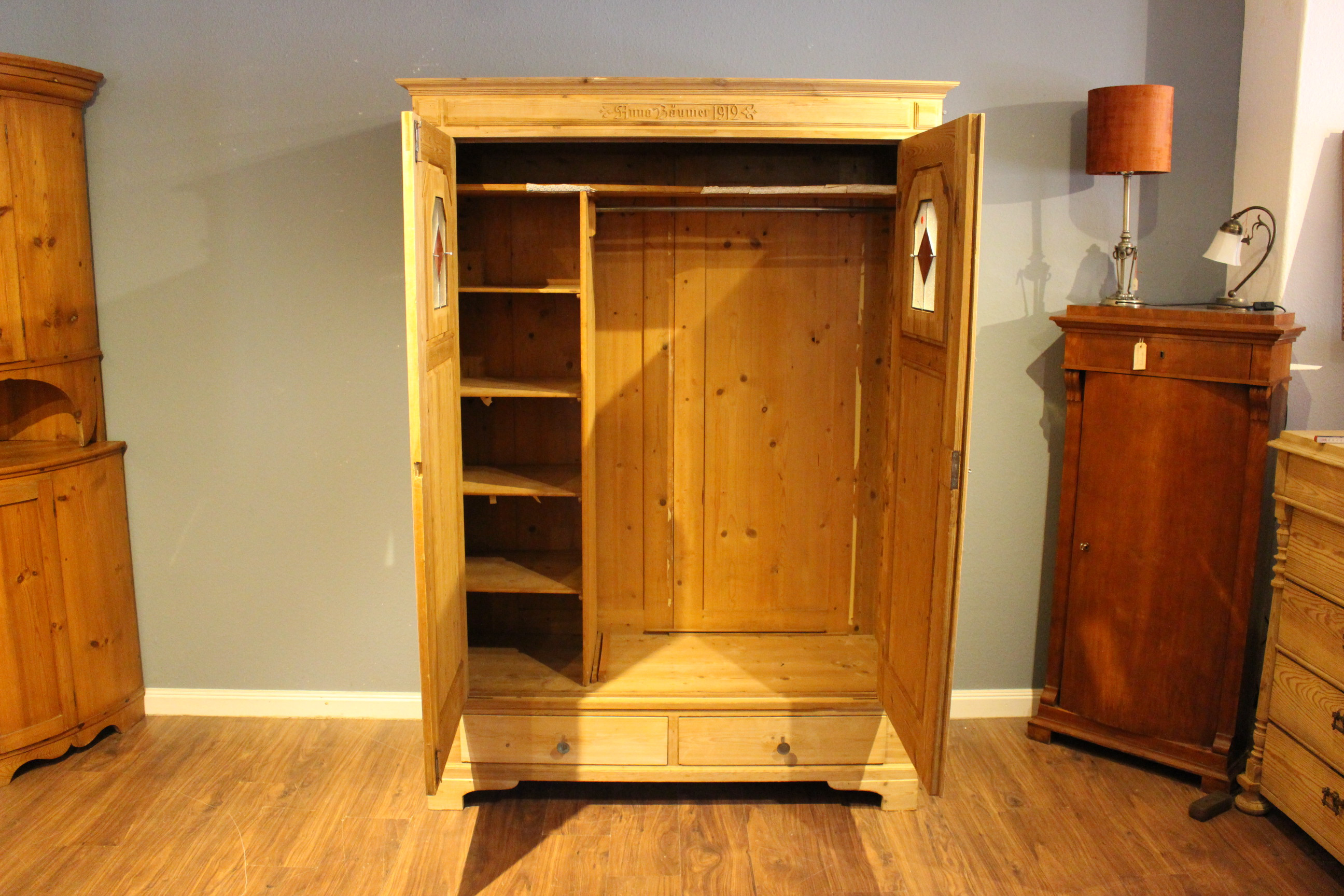 antiker Kleiderschrank, Wäscheschrank, Kiefer, Art déco zweitürig (Art.-Nr. 03880)