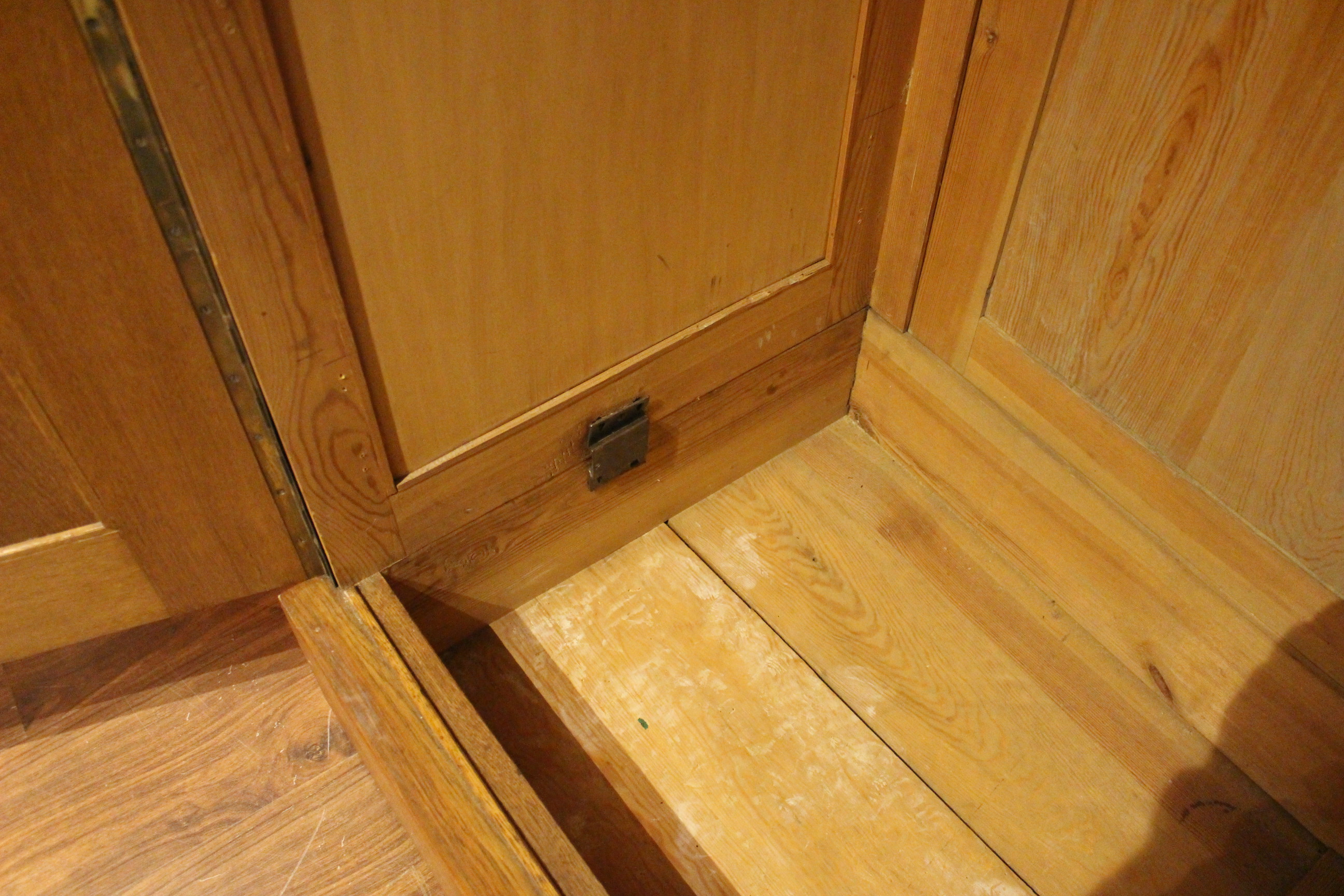 Kleiderschrank 20er Jahre Art Deco zerlegbar mit Spiegel (Art.-Nr. 03661)