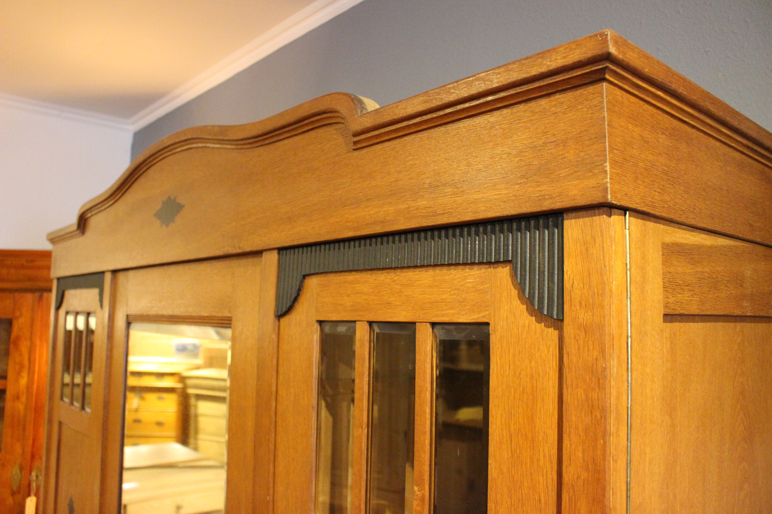 Kleiderschrank 20er Jahre Art Deco zerlegbar mit Spiegel (Art.-Nr. 03661)