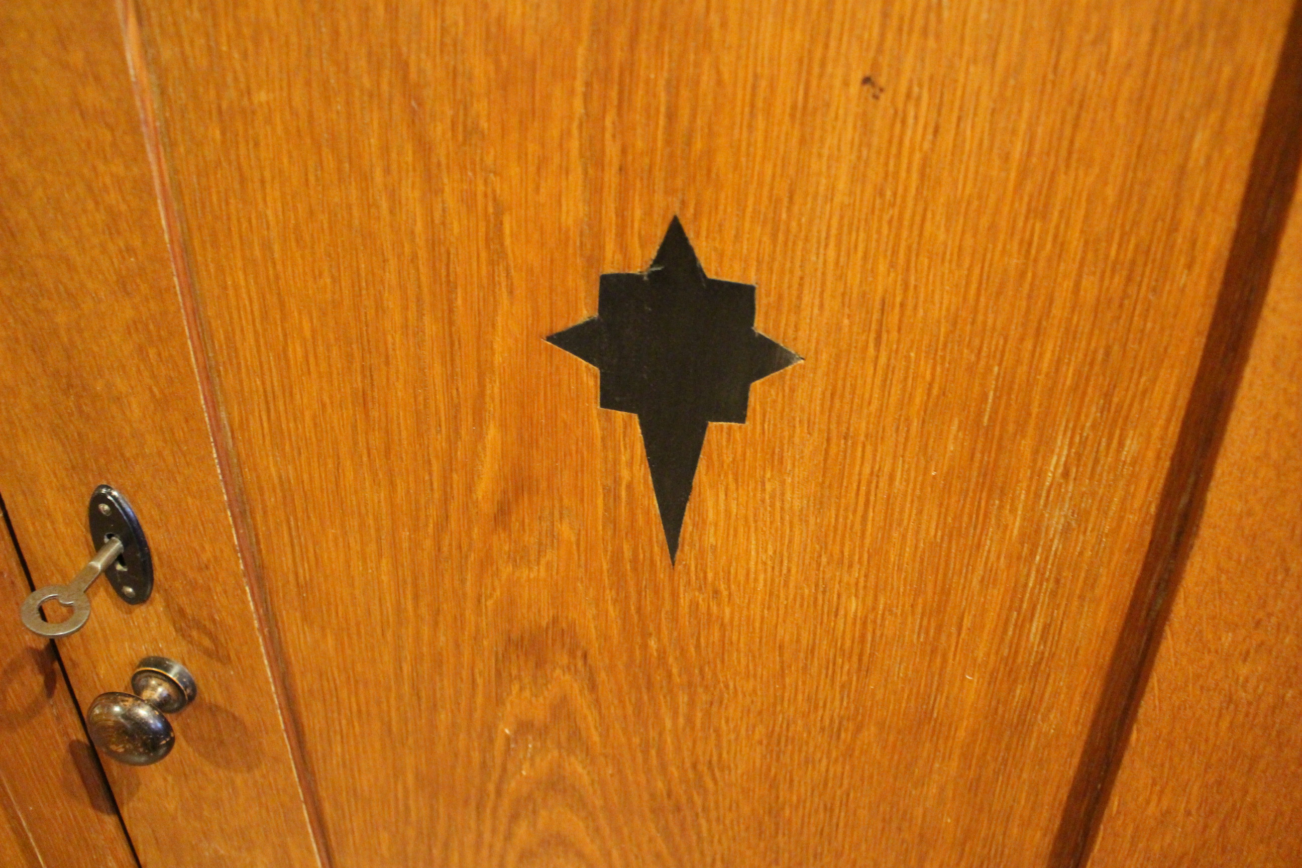 Kleiderschrank 20er Jahre Art Deco zerlegbar mit Spiegel (Art.-Nr. 03661)