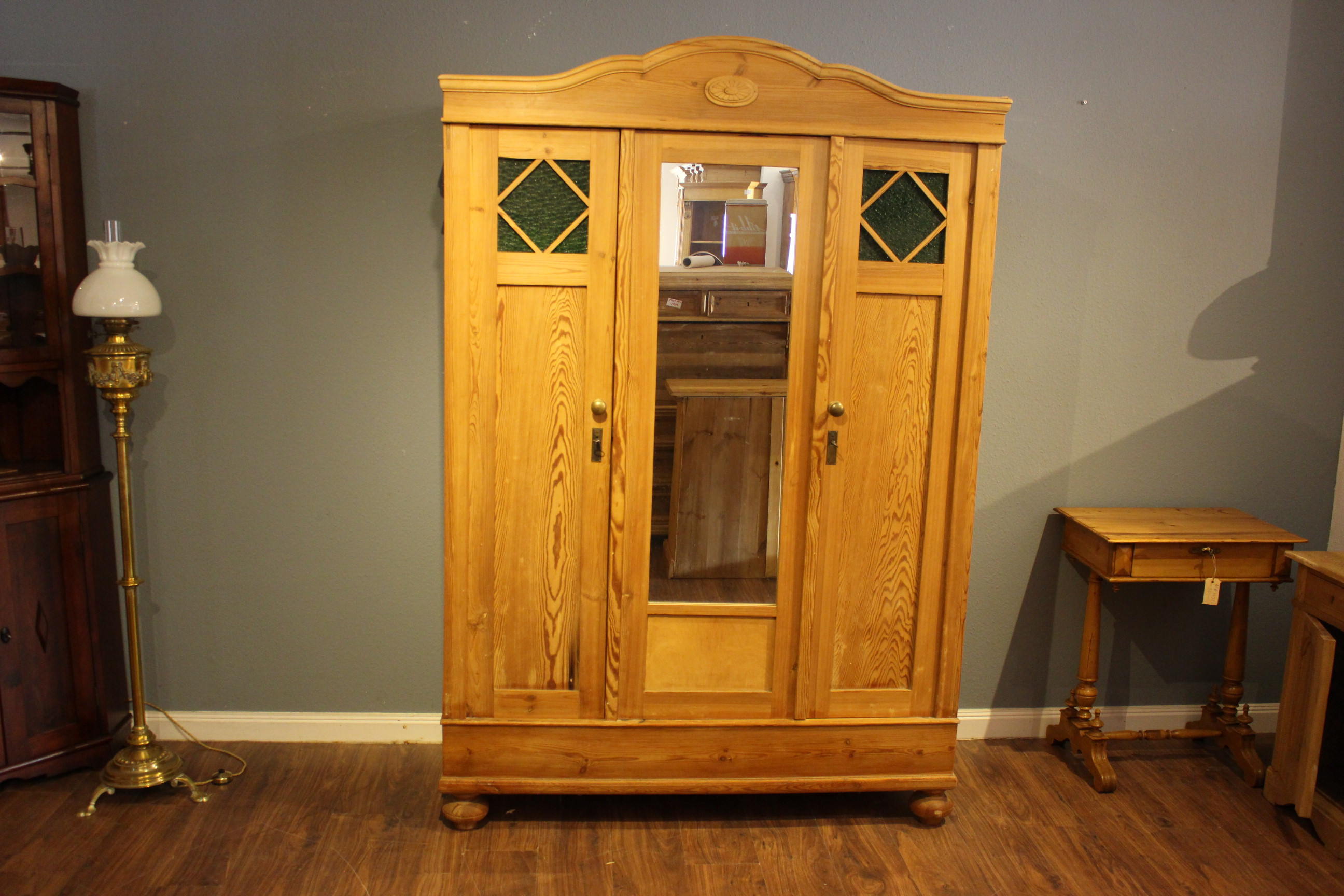 Kleiderschrank Kiefer dreitürig zerlegbar gewachst Jugendstil mit grünem Glas (Art.-Nr.: 03625)