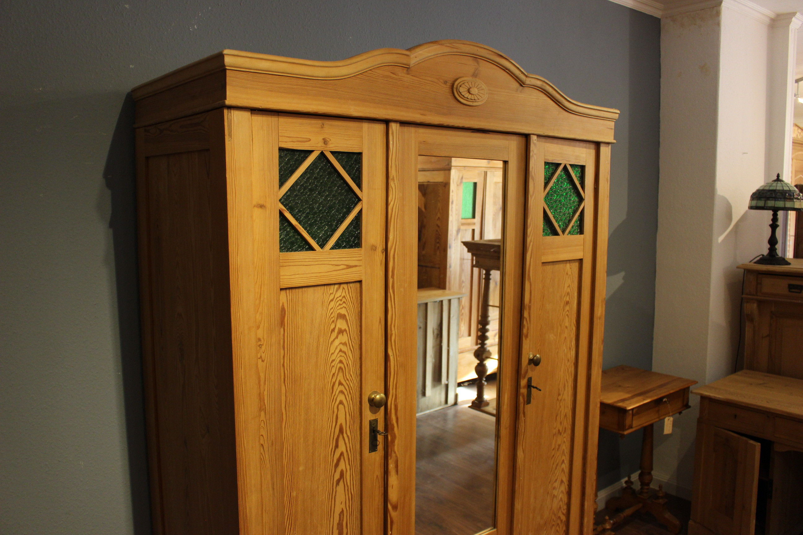 Kleiderschrank Kiefer dreitürig zerlegbar gewachst Jugendstil mit grünem Glas (Art.-Nr. 03625)
