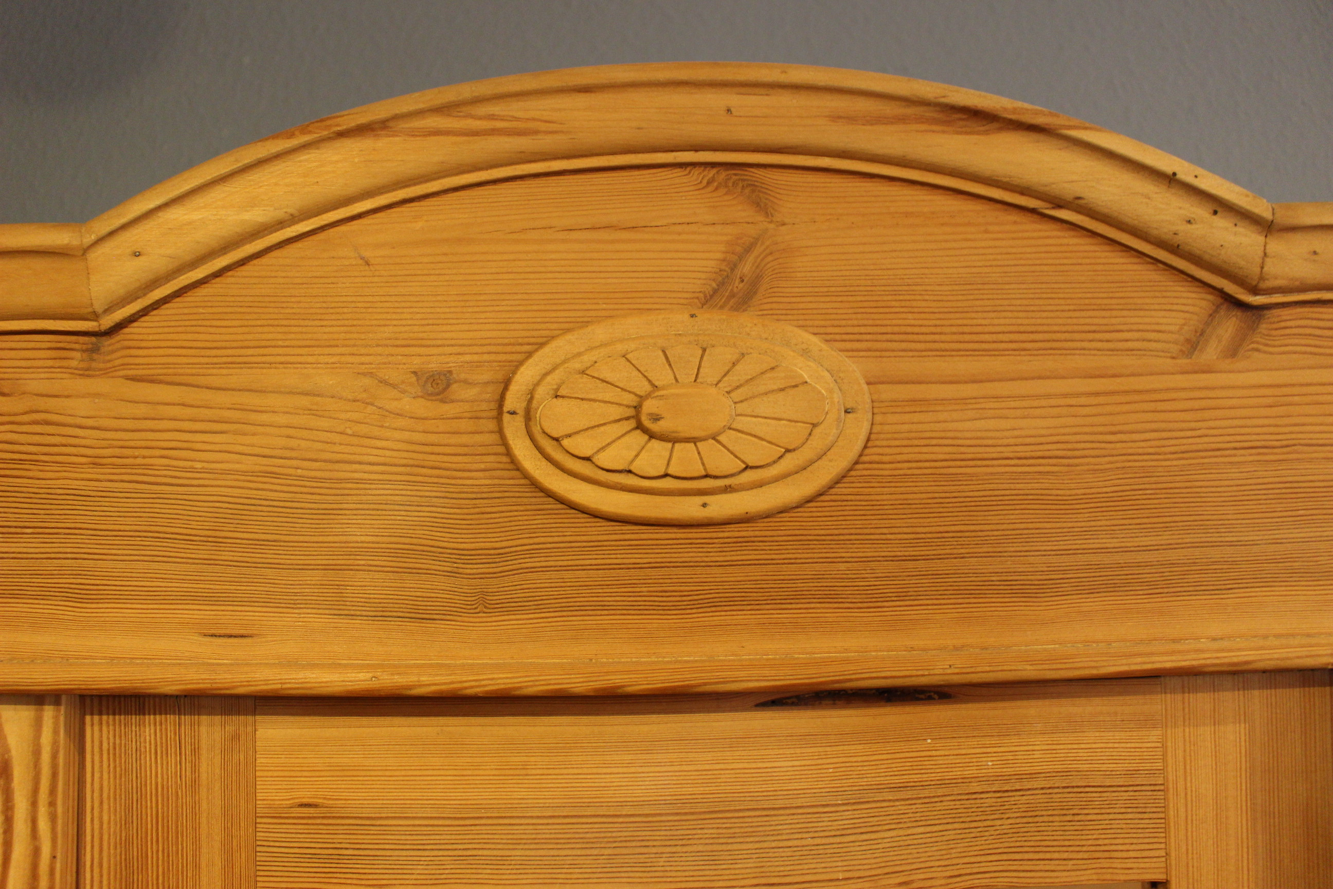 Kleiderschrank Kiefer dreitürig zerlegbar gewachst Jugendstil mit grünem Glas (Art.-Nr. 03625)