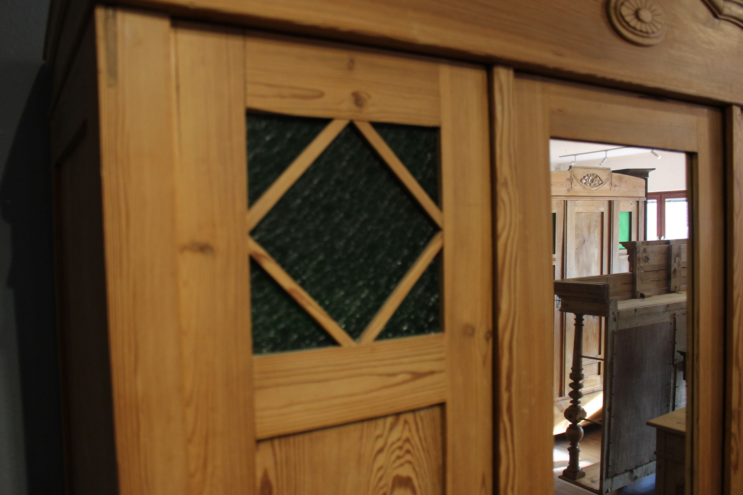 Kleiderschrank Kiefer dreitürig zerlegbar gewachst Jugendstil mit grünem Glas (Art.-Nr. 03625)