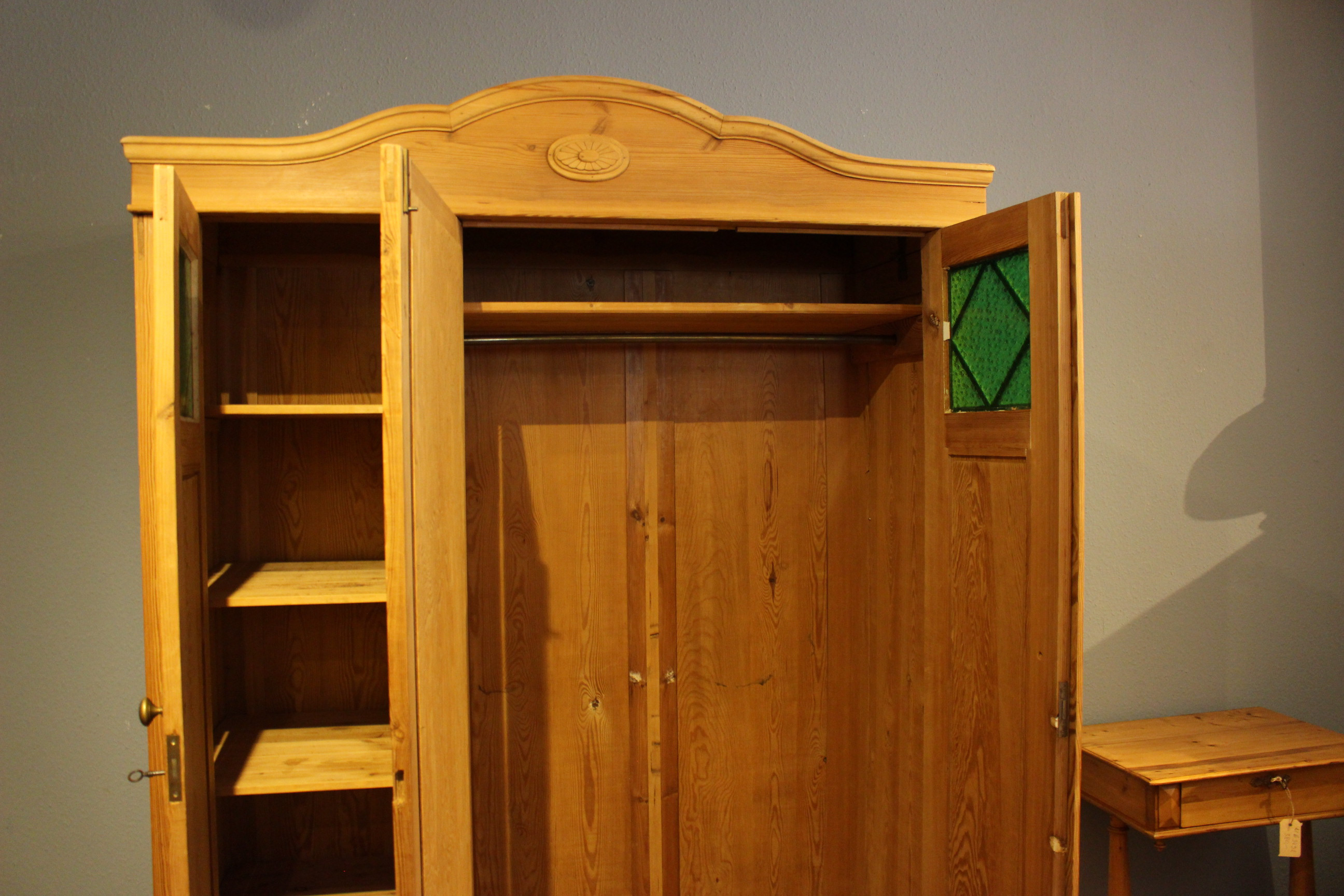 Kleiderschrank Kiefer dreitürig zerlegbar gewachst Jugendstil mit grünem Glas (Art.-Nr. 03625)