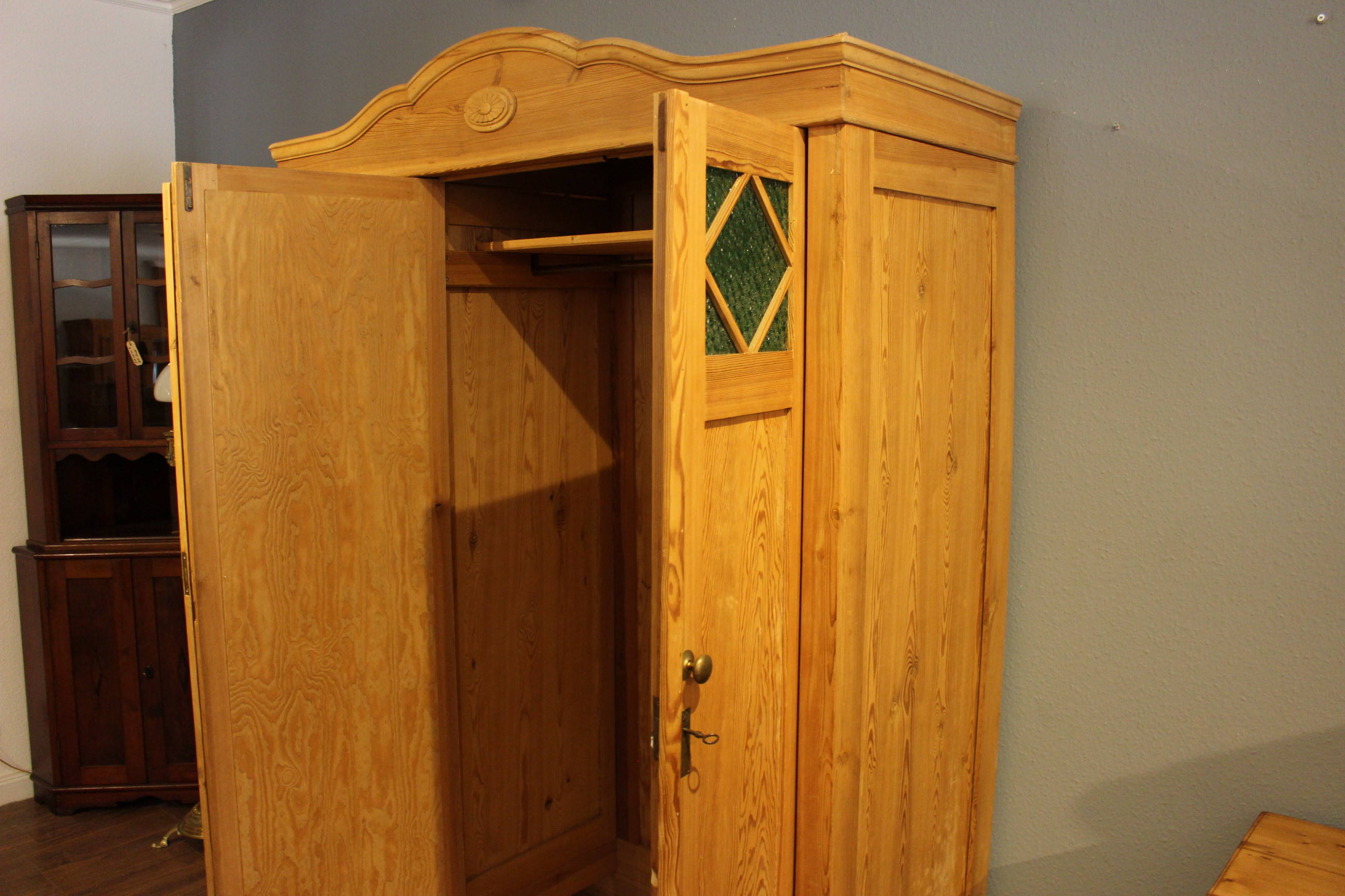 Kleiderschrank Kiefer dreitürig zerlegbar gewachst Jugendstil mit grünem Glas (Art.-Nr. 03625)