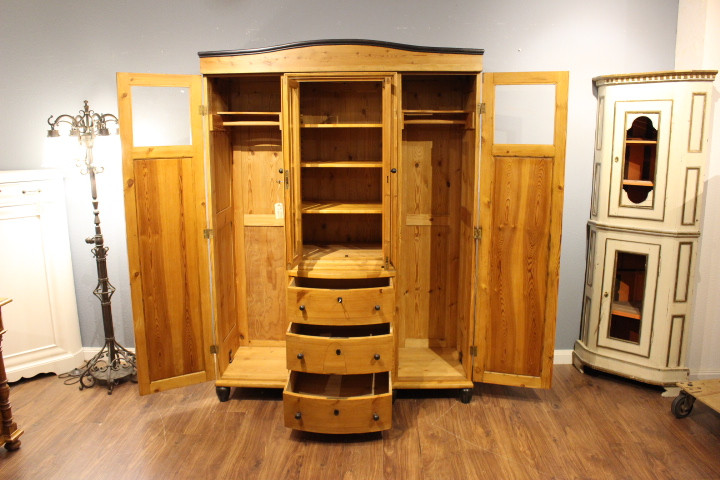 Kleiderschrank mit Kommodeneinsatz und Vitrinenteil, Art deco (Art.-Nr. 04272)