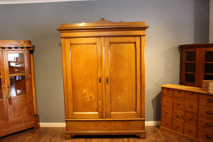 Kleiderschrank  Dielenschrank aus goldiger Eiche, Biedermeier (Art.-Nr.: 04403)