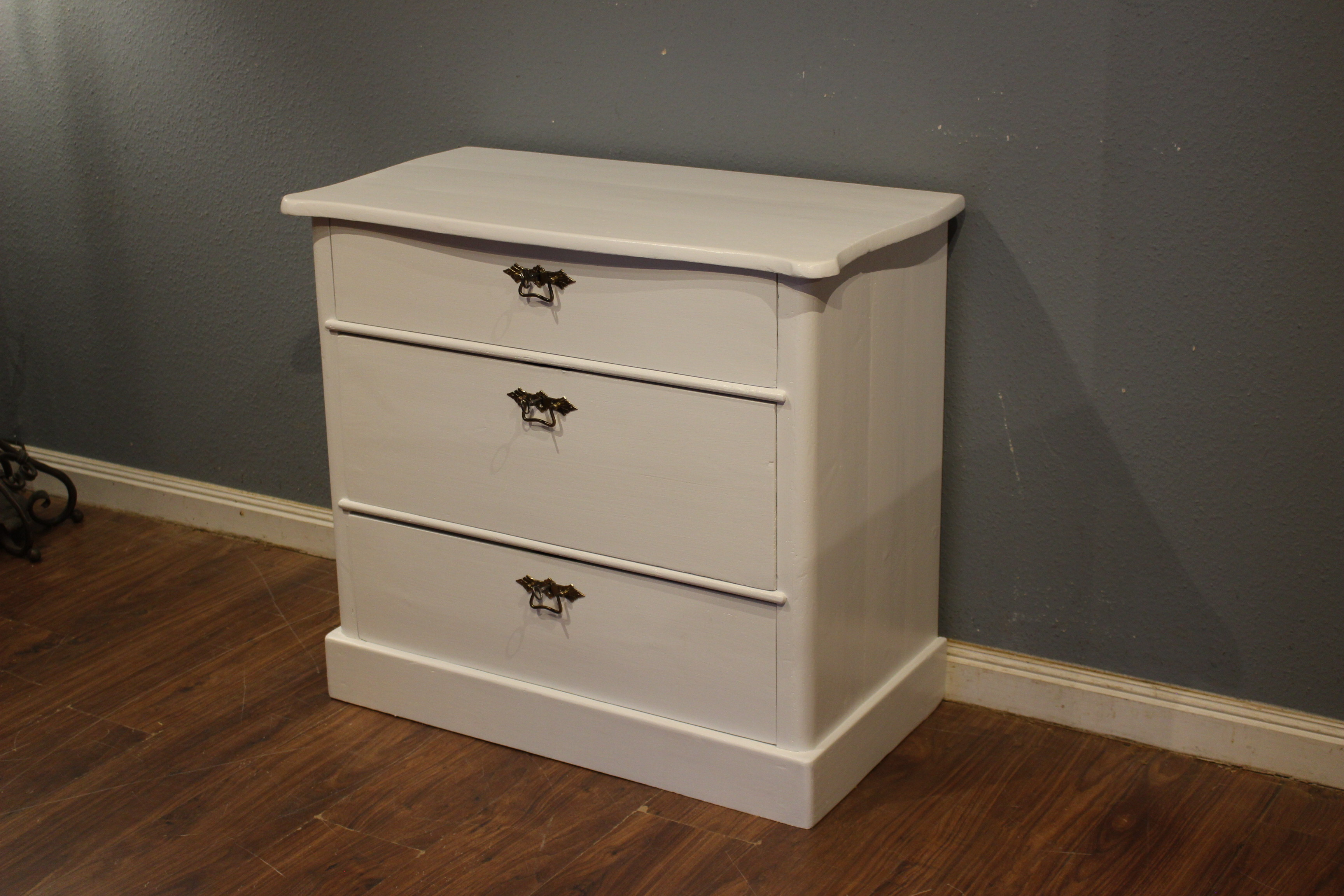 Kleine Kommode antik, drei Schubladen, Spätbiedermeier (Art.-Nr. 05121)