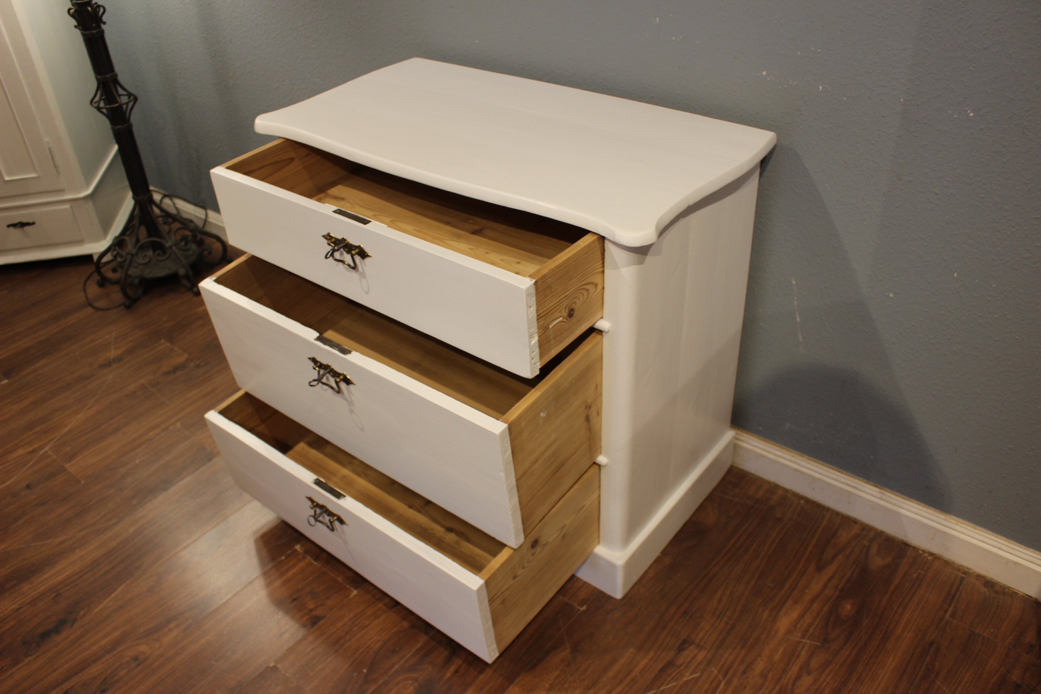 Kleine Kommode antik, drei Schubladen, Spätbiedermeier (Art.-Nr. 05121)