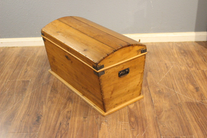 Kleine Runddeckeltruhe aus der Biedermeierzeit (Art.-Nr. 05176)