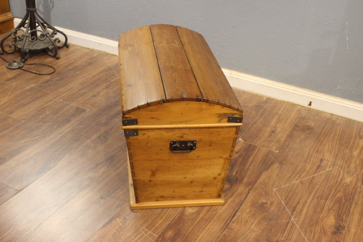 Kleine Runddeckeltruhe aus der Biedermeierzeit (Art.-Nr. 05176)