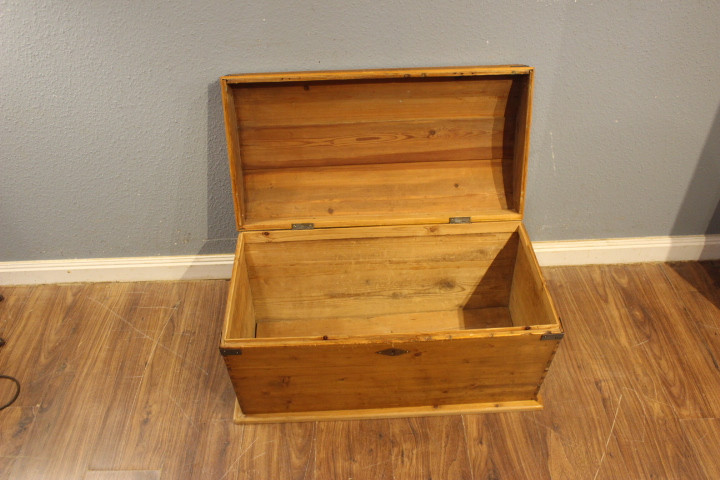 Kleine Runddeckeltruhe aus der Biedermeierzeit (Art.-Nr. 05176)