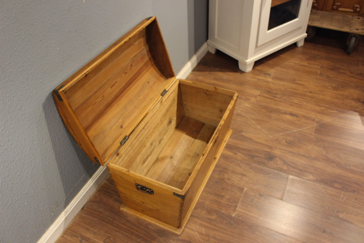 Kleine Runddeckeltruhe aus der Biedermeierzeit (Art.-Nr. 05176)