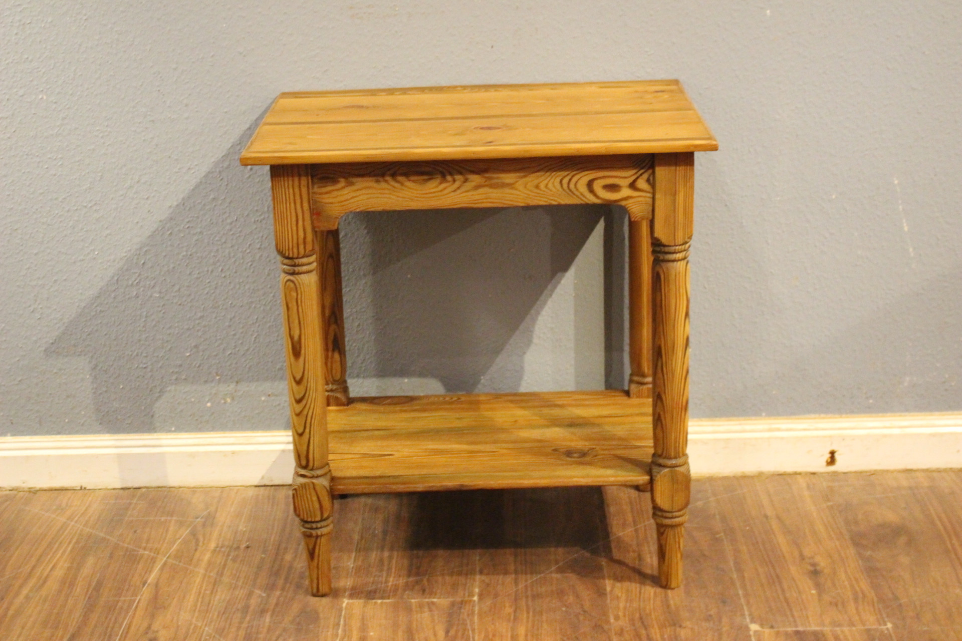 Kleiner Beistelltisch, Jugendstil Kiefer (Art.-Nr. 05156)
