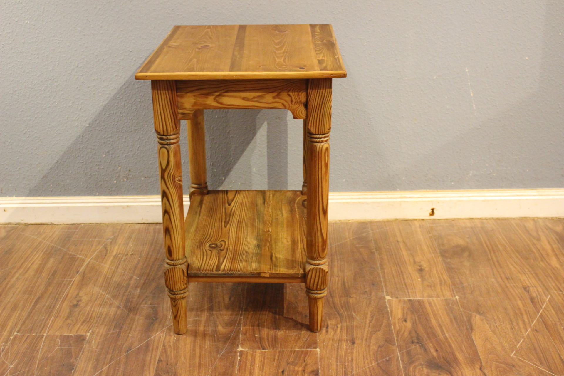 Kleiner Beistelltisch, Jugendstil Kiefer (Art.-Nr. 05156)