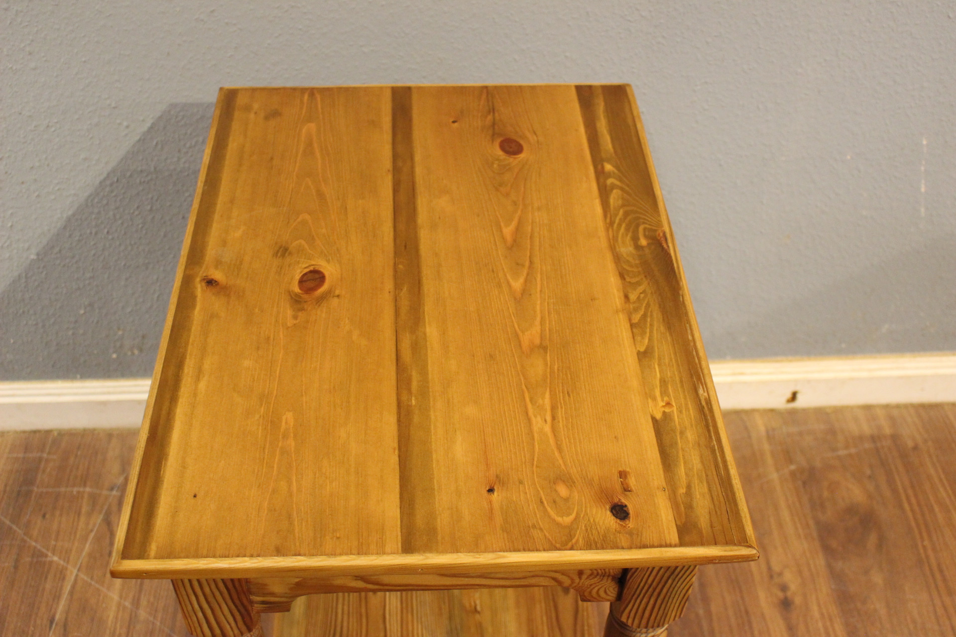 Kleiner Beistelltisch, Jugendstil Kiefer (Art.-Nr. 05156)