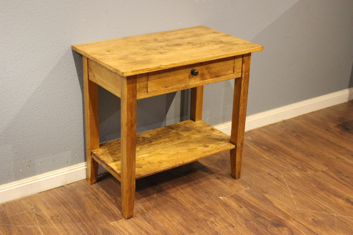 Kleiner Beistelltisch mit Schublade und Ablage unten, Bauhaus (Art.-Nr.: 04530)