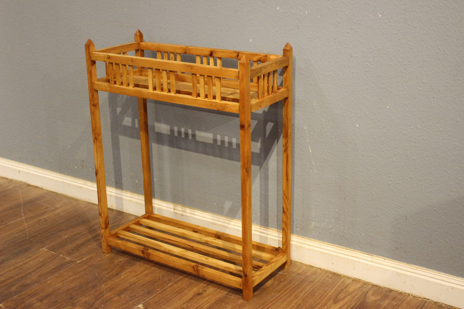 Kleiner Blumenständer, Jugendstil Kiefer (Art.-Nr. 05203)