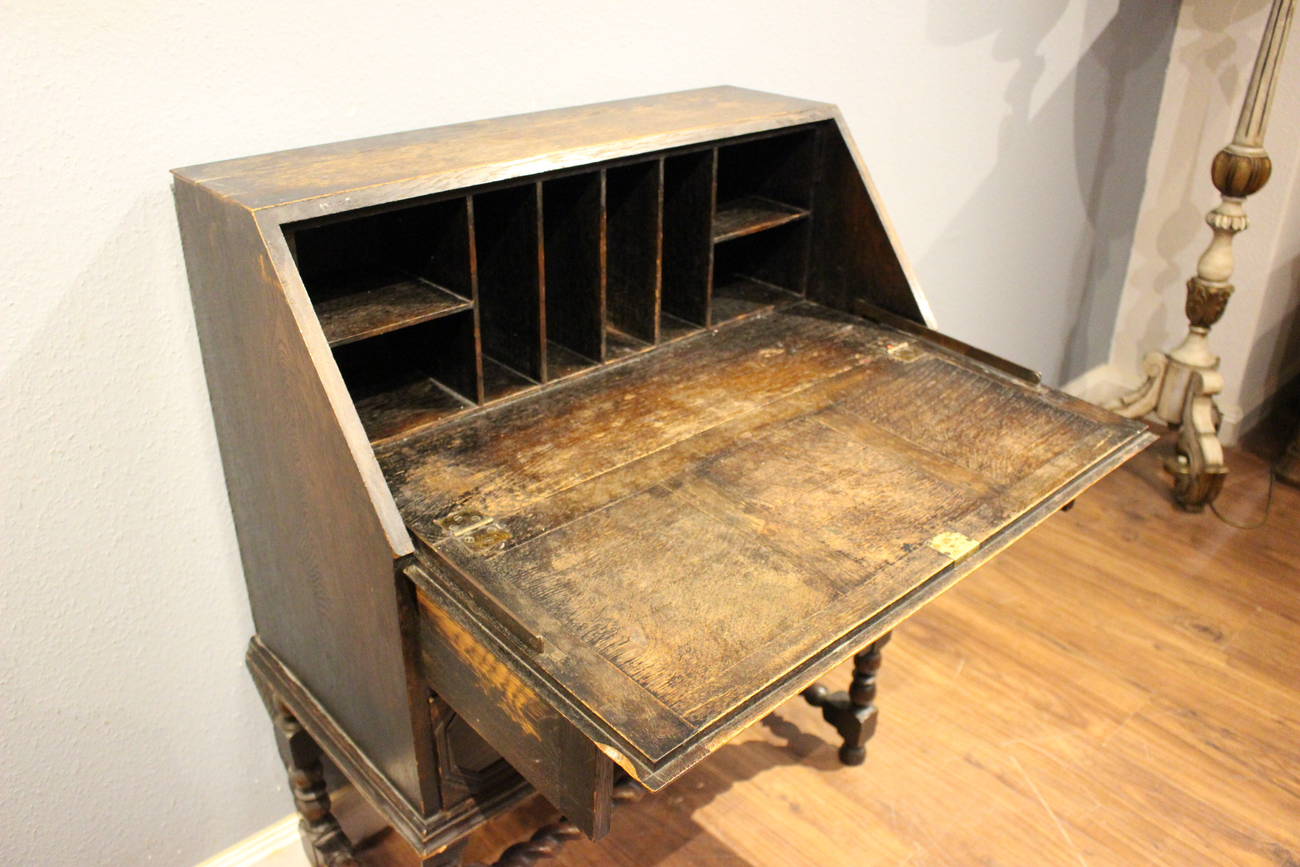 Kleiner englischer Schrägklappensekretär