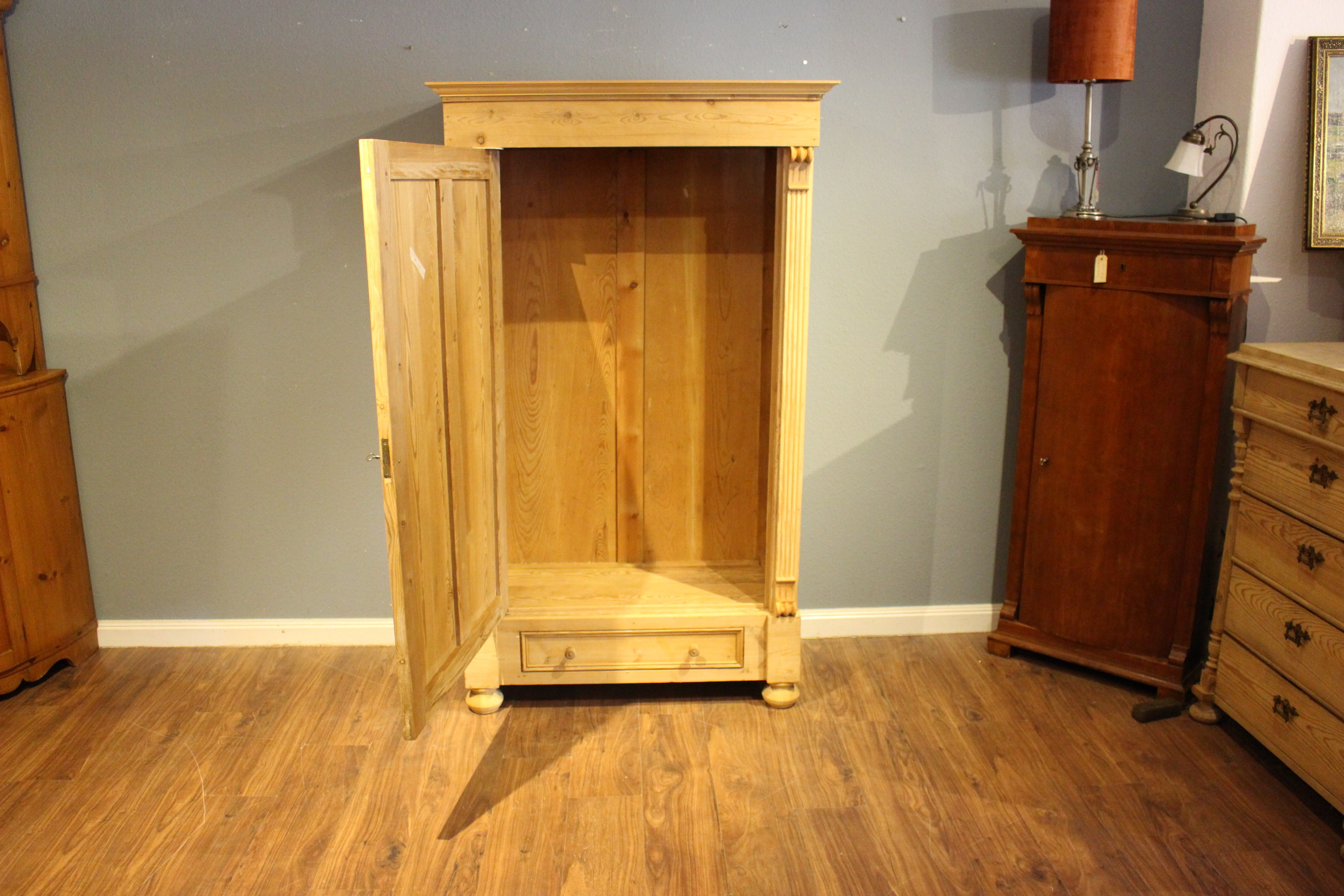 kleiner antiker kleiderschrank, wäscheschrank gründerzeit