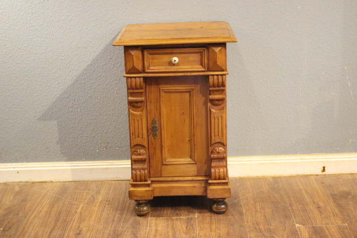  antike Kommoden Vertikos Waschkommoden Nachtschränke 