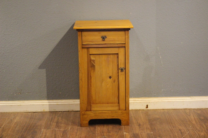 Kleiner Nachtschrank Kiefer antik (Art.-Nr.: 03954)