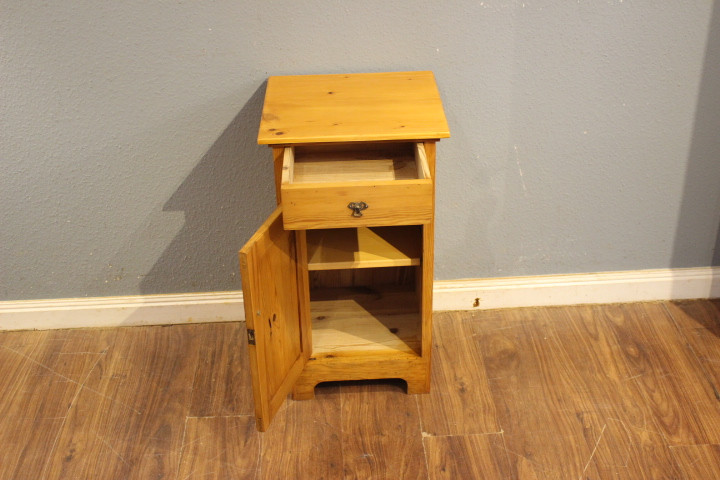 Kleiner Nachtschrank Kiefer antik (Art.-Nr. 03954)