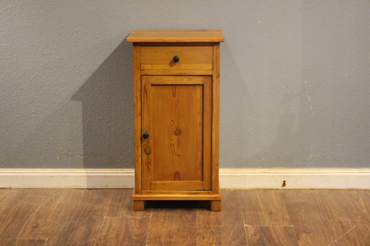 Kleiner Nachtschrank Kiefer antik (Art.-Nr. 05186)