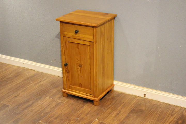 Kleiner Nachtschrank Kiefer antik (Art.-Nr.: 05186)