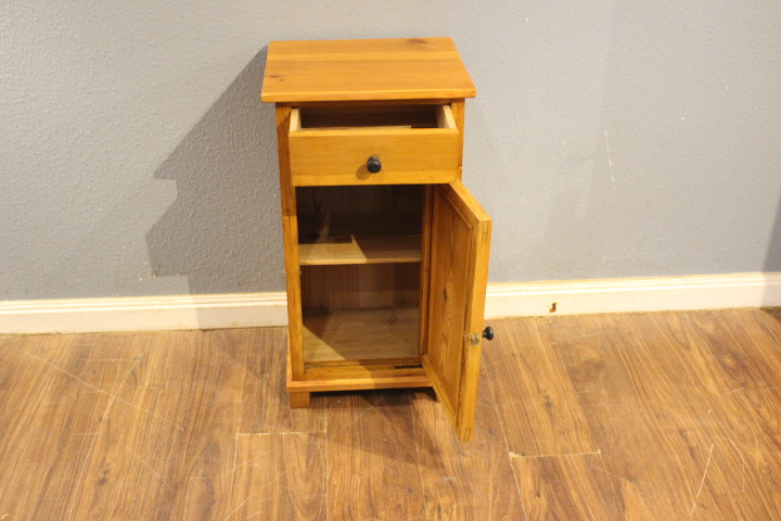 Kleiner Nachtschrank Kiefer antik (Art.-Nr. 05186)