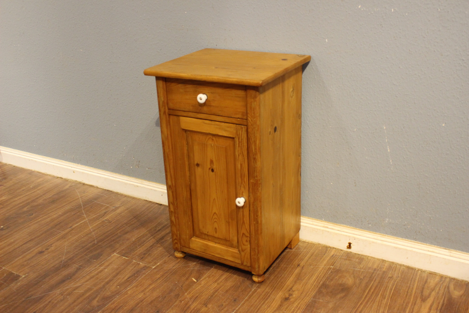 Kleiner Nachtschrank Kiefer antik (Art.-Nr. 05223)