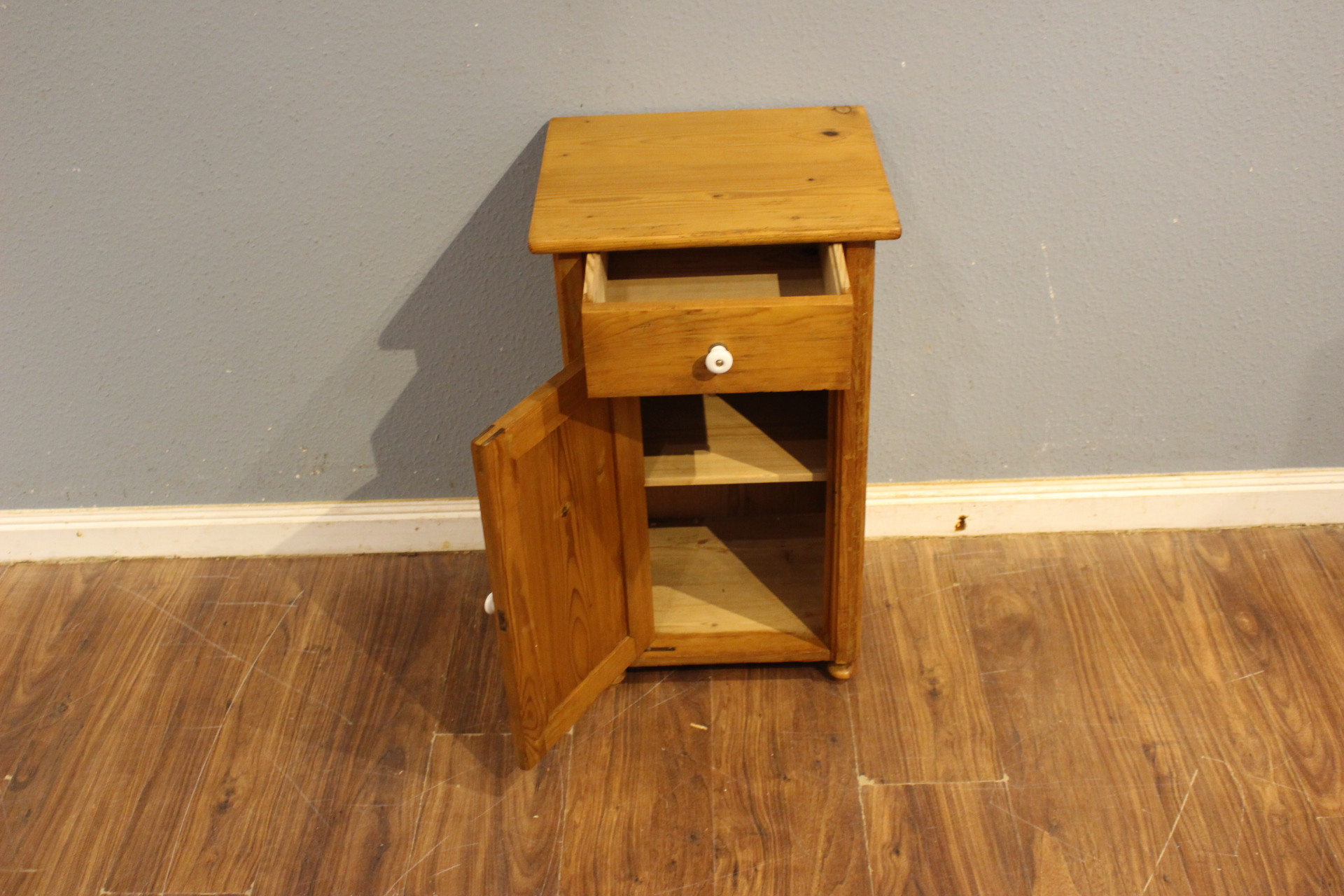 Kleiner Nachtschrank Kiefer antik (Art.-Nr. 05223)