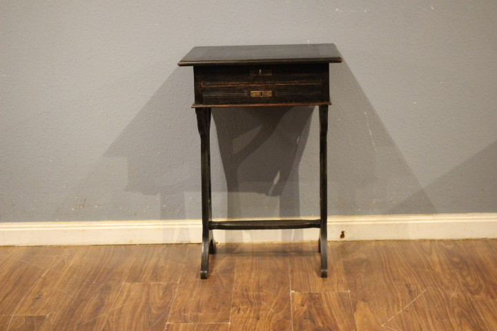 Kleiner Nähtisch, Beistelltisch, antik (Art.-Nr.: 05059)