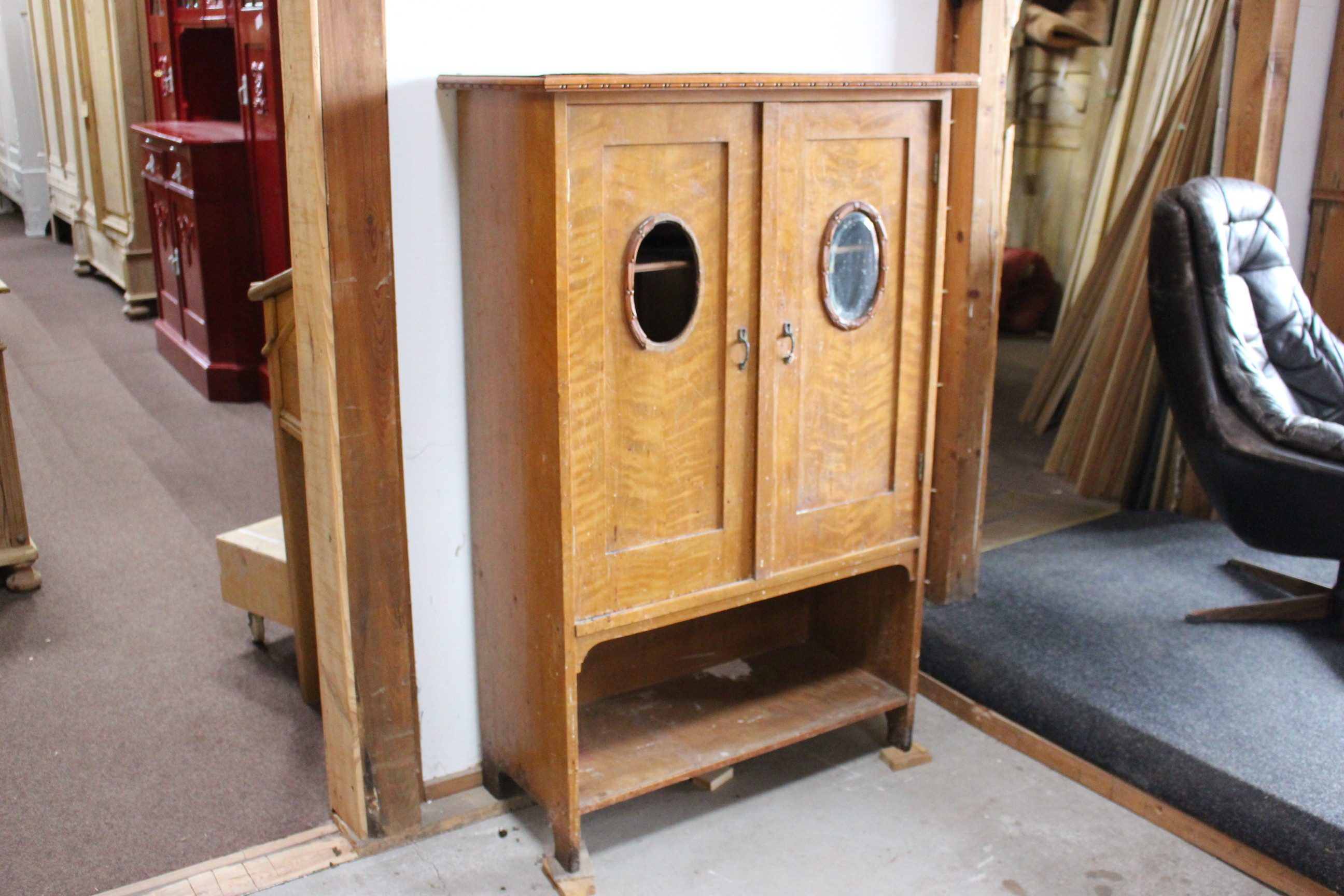 Kleine Vertiko im Art Deco-Stil Birke furniert. (Art.-Nr. 03704)