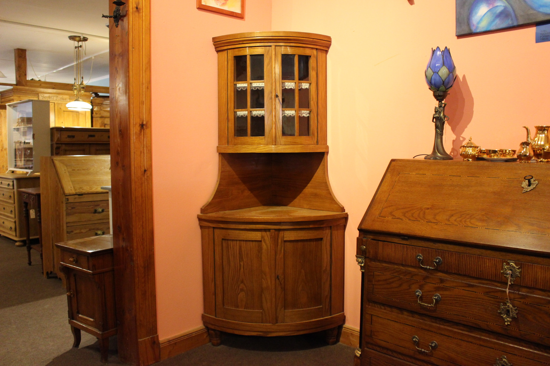Kleiner Tonneneckschrank mit Vitrinenaufsatz, Esche, Biedermeier (Art.-Nr. 04644)
