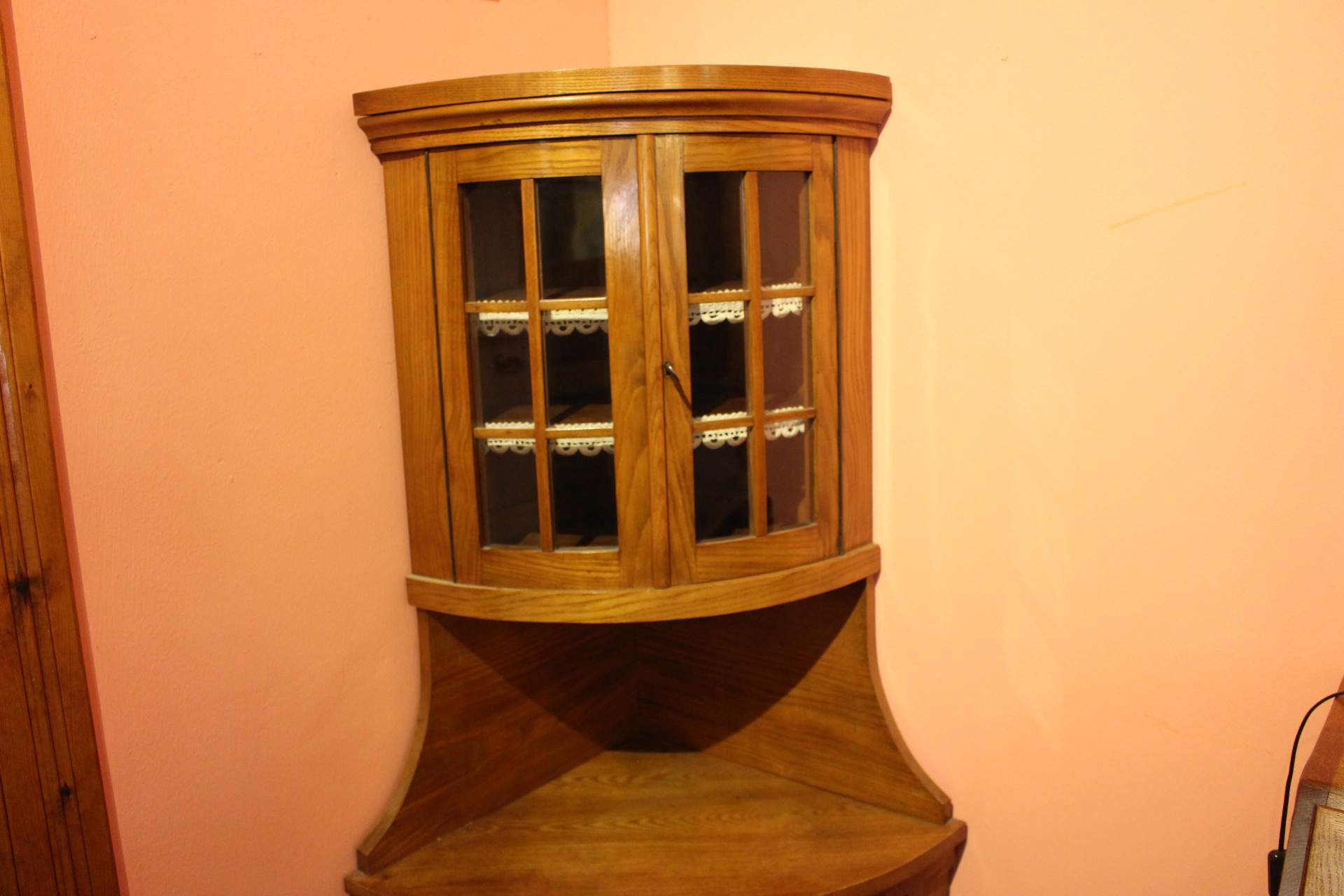 Kleiner Tonneneckschrank mit Vitrinenaufsatz, Esche, Biedermeier (Art.-Nr. 04644)