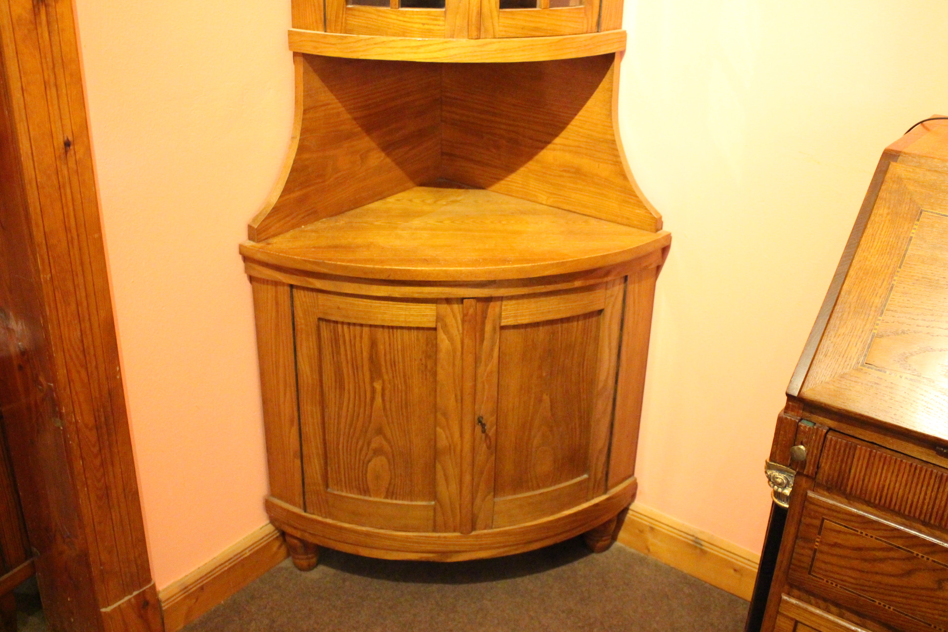Kleiner Tonneneckschrank mit Vitrinenaufsatz, Esche, Biedermeier (Art.-Nr. 04644)
