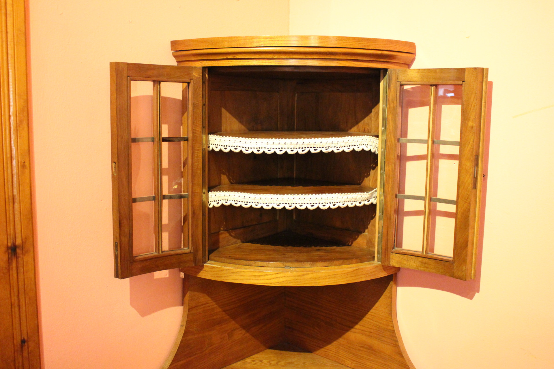 Kleiner Tonneneckschrank mit Vitrinenaufsatz, Esche, Biedermeier (Art.-Nr. 04644)