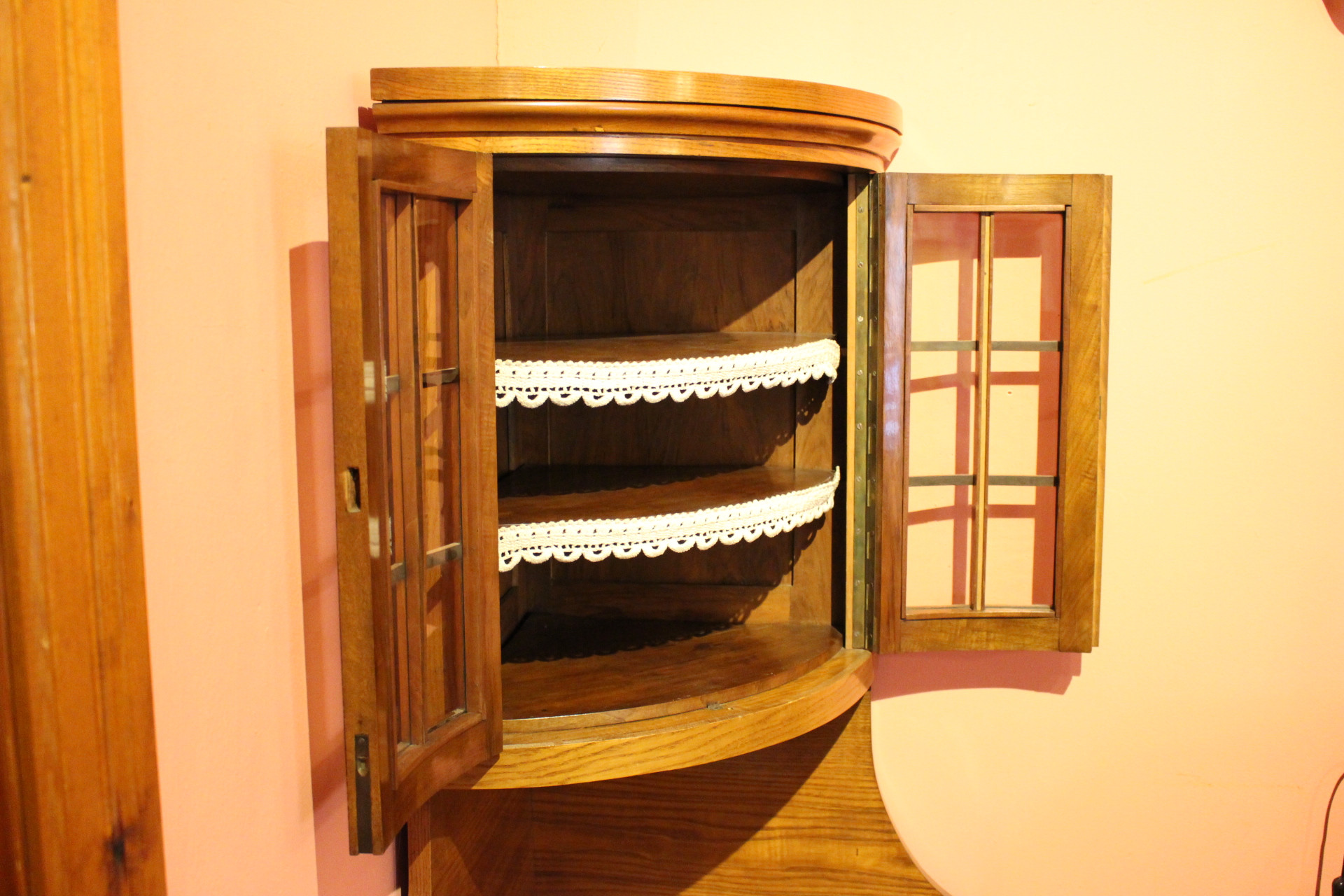 Kleiner Tonneneckschrank mit Vitrinenaufsatz, Esche, Biedermeier (Art.-Nr. 04644)