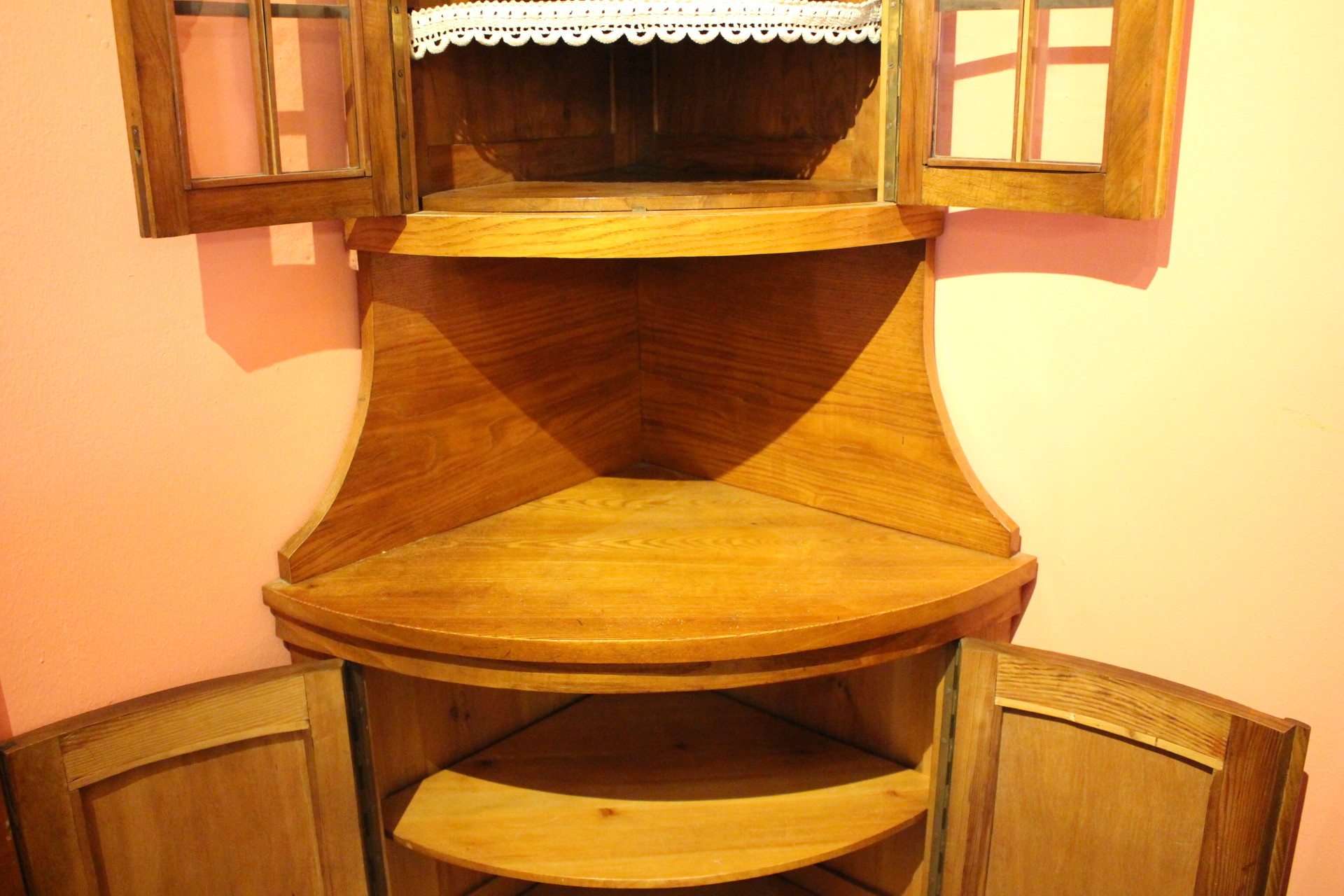 Kleiner Tonneneckschrank mit Vitrinenaufsatz, Esche, Biedermeier (Art.-Nr. 04644)