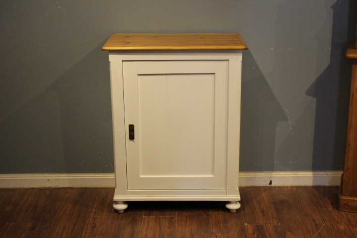 Kleiner Wirtschaftschrank, Schuhschrank, Weiß gestrichen (Art.-Nr.: 04947)