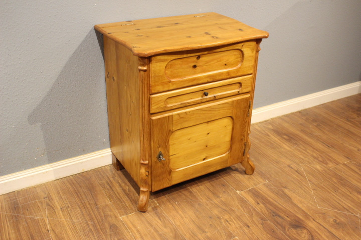 Kleines Waschkommödchen im Louis Philippe-Stil (Art.-Nr. 05106)