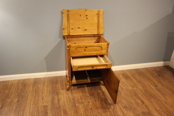 Kleines Waschkommödchen im Louis Philippe-Stil (Art.-Nr. 05106)