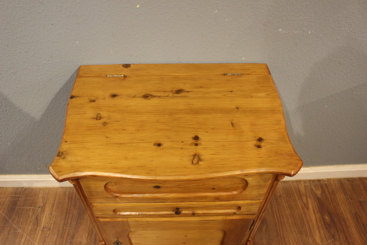 Kleines Waschkommödchen im Louis Philippe-Stil (Art.-Nr. 05106)