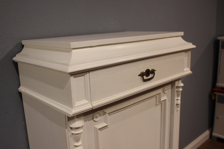 Kleines dänische Vertiko, weiß bemalt (Art.-Nr. 05111)