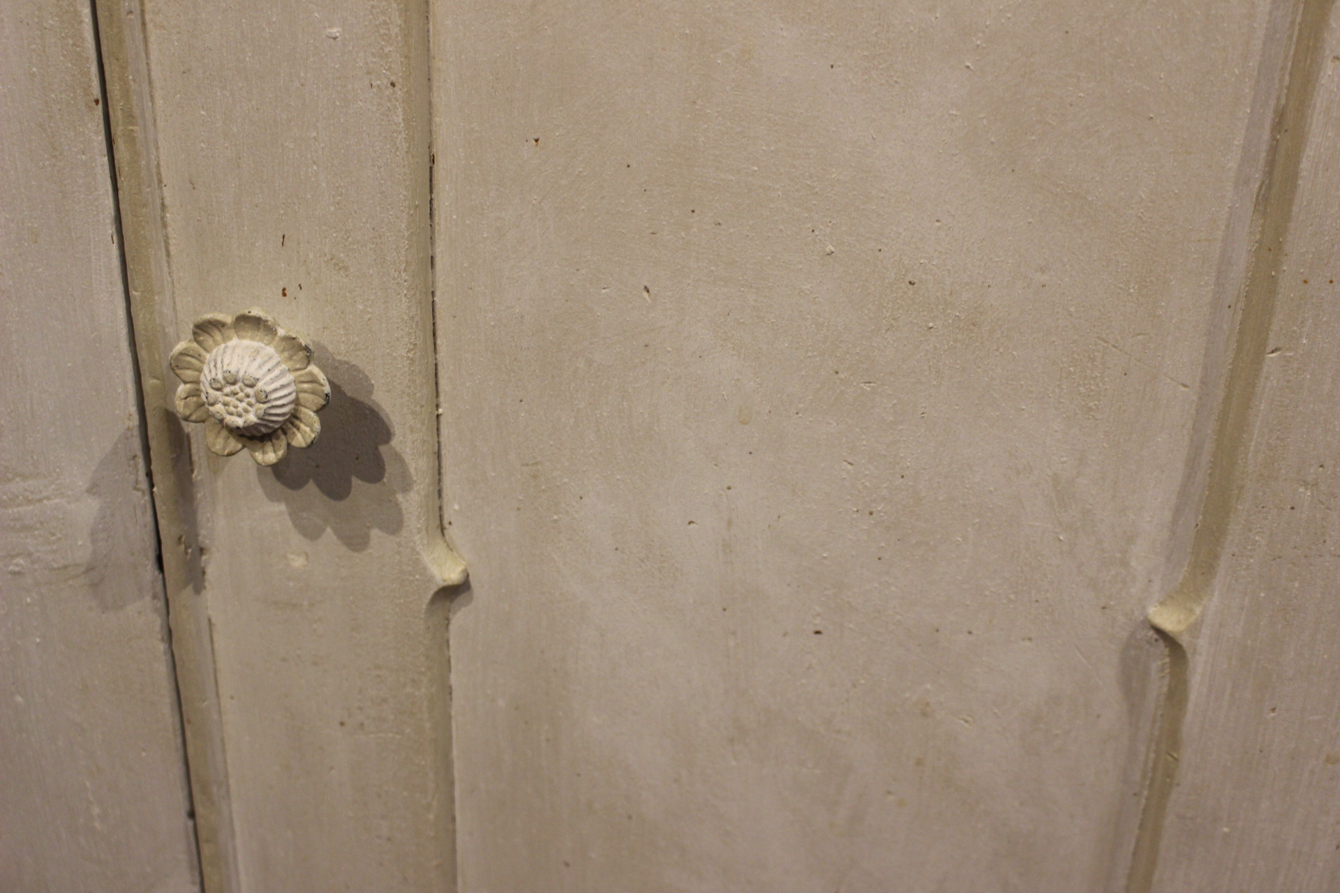 Kleines Vertiko, Kiefer bemalt, Louis Philippe (Art.-Nr. 04621)
