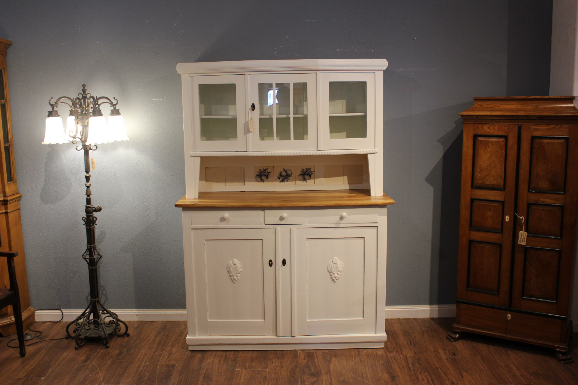 Schreibtisch in Altweiß gefasst (Art.-Nr.: 03015)