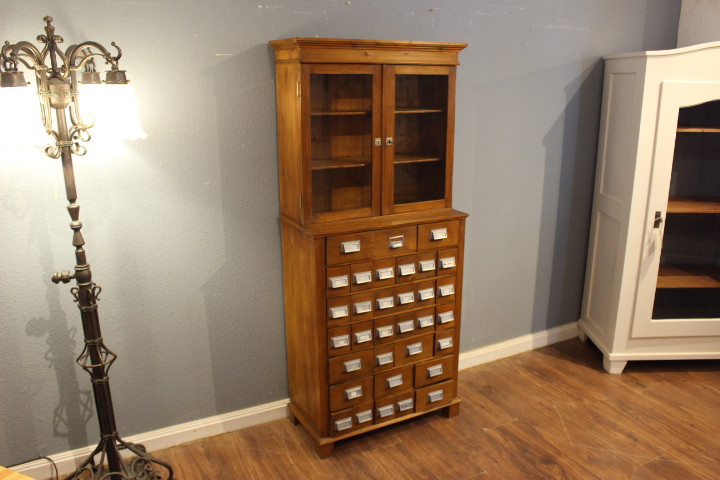 Magazinschränkchen, Sammlervitrine  (Art.-Nr.: 05172)