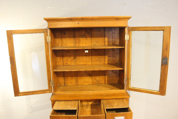 Magazinschränkchen, Sammlervitrine  (Art.-Nr. 05172)